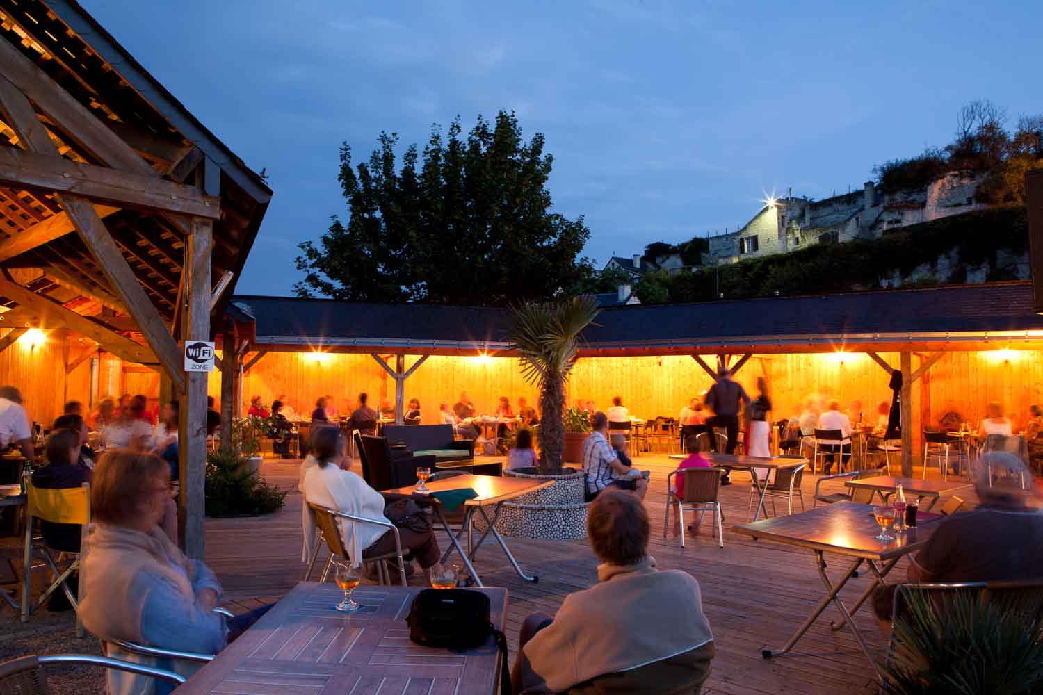 Terrasse du bar au camping à Montsoreau