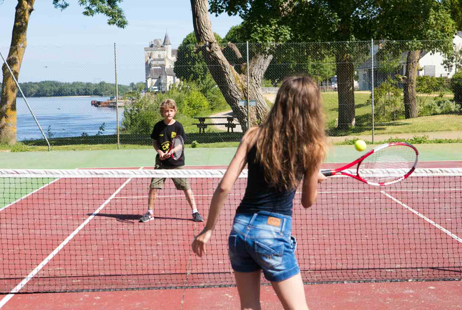 Terrain de tennis gratuit au camping Isle Verte à Montsoreau